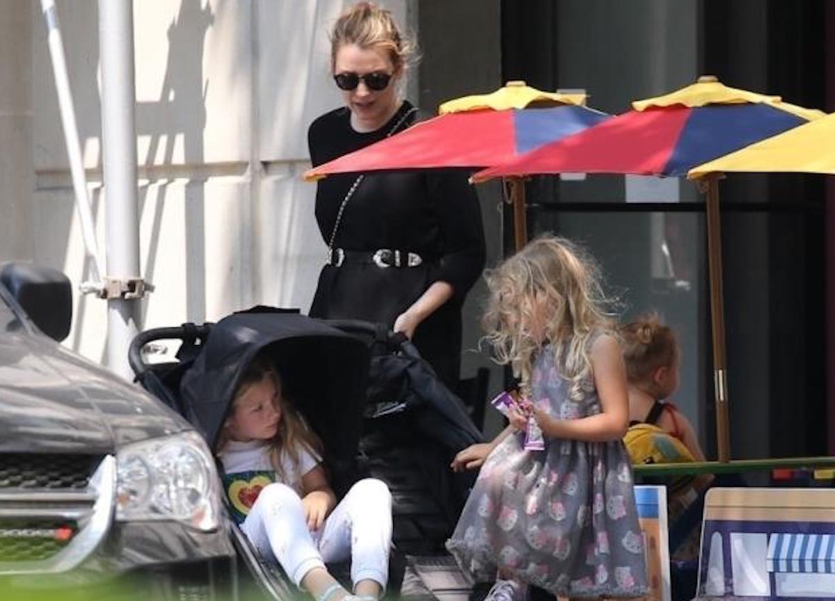 New York, vita da mamma per Blake Lively,braccia tutte occupate per le figlie