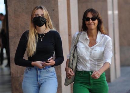 Milano, Benedetta Parodi in centro per shopping insieme alla figlia Matilde