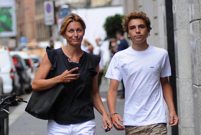 Milano, Federica Fontana porta il figlio Noè a far shopping