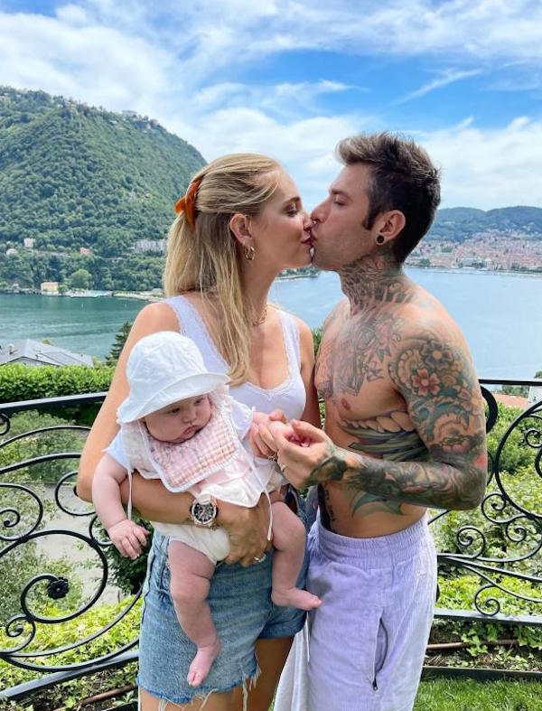 Lago di Como, villa Bonomi, Chiara Ferragni, Fedez, Leone, Vittoria in vacanza Lago di Como, villa Bonomi, Chiara Ferragni, Fedez, Leone, Vittoria in vacanza