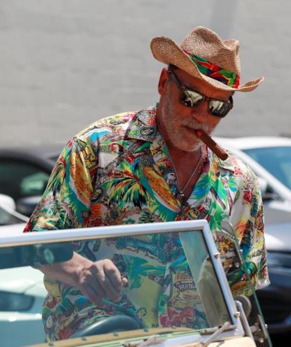 Beverly Hills, Arnold Schwarzenegger sigaro e classic car. Un uomo appagato.