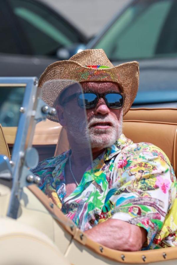 Beverly Hills, Arnold Schwarzenegger sigaro e classic car. Un uomo appagato.