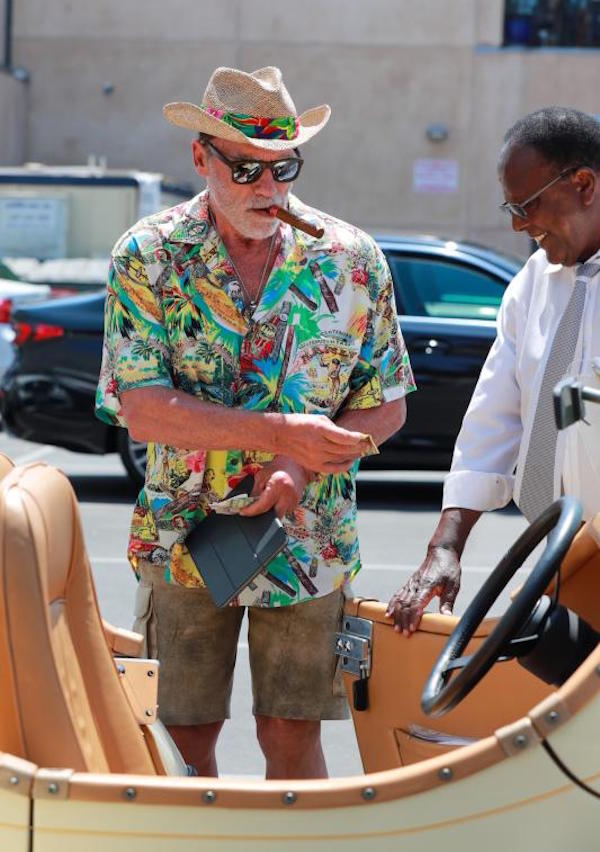 Beverly Hills, Arnold Schwarzenegger sigaro e classic car. Un uomo appagato.