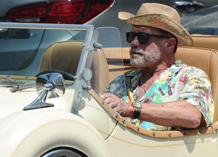 Beverly Hills, Arnold Schwarzenegger sigaro e classic car. Un uomo appagato.