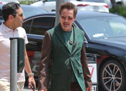 Brentwood,Robert Downey Jr.con un vestito particolare per un pranzo di lavoro