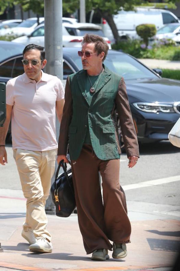 Brentwood,Robert Downey Jr.con un vestito particolare per un pranzo di lavoro