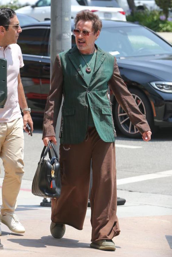 Brentwood,Robert Downey Jr.con un vestito particolare per un pranzo di lavoro
