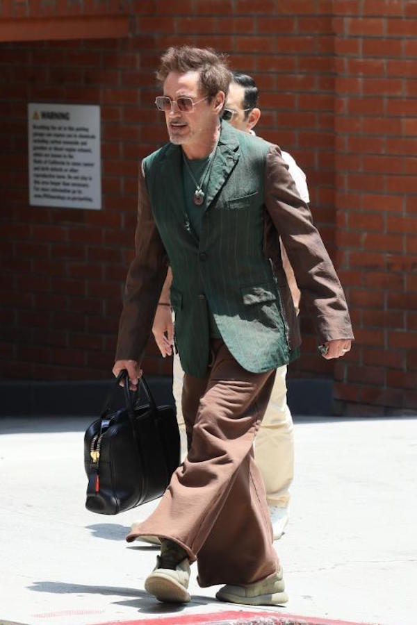 Brentwood,Robert Downey Jr.con un vestito particolare per un pranzo di lavoro