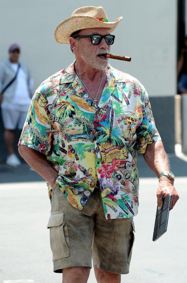 Beverly Hills, Arnold Schwarzenegger sigaro e classic car. Un uomo appagato.