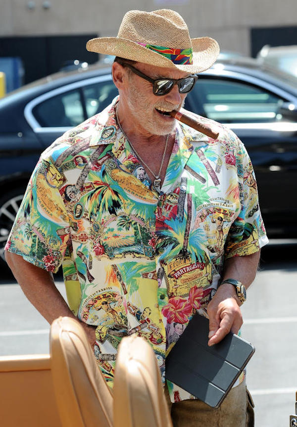 Beverly Hills, Arnold Schwarzenegger sigaro e classic car. Un uomo appagato.