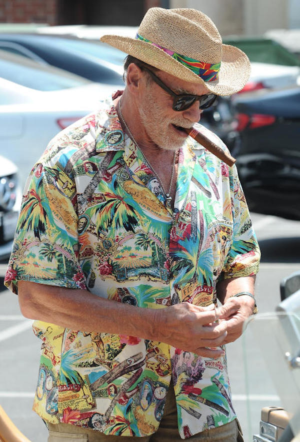 Beverly Hills, Arnold Schwarzenegger sigaro e classic car. Un uomo appagato.
