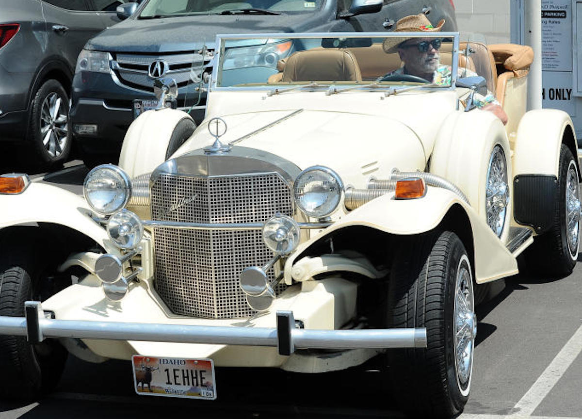 Beverly Hills, Arnold Schwarzenegger sigaro e classic car. Un uomo appagato.
