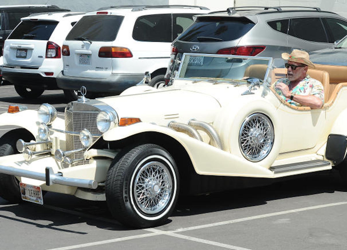 Beverly Hills, Arnold Schwarzenegger sigaro e classic car. Un uomo appagato.