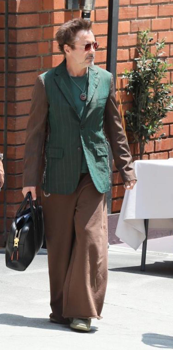 Brentwood,Robert Downey Jr.con un vestito particolare per un pranzo di lavoro