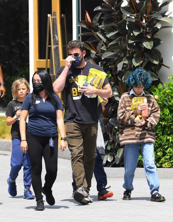 Los Angeles,Ben Affleck passeggiata con i suoi figli e la figlia di JLo , Emma