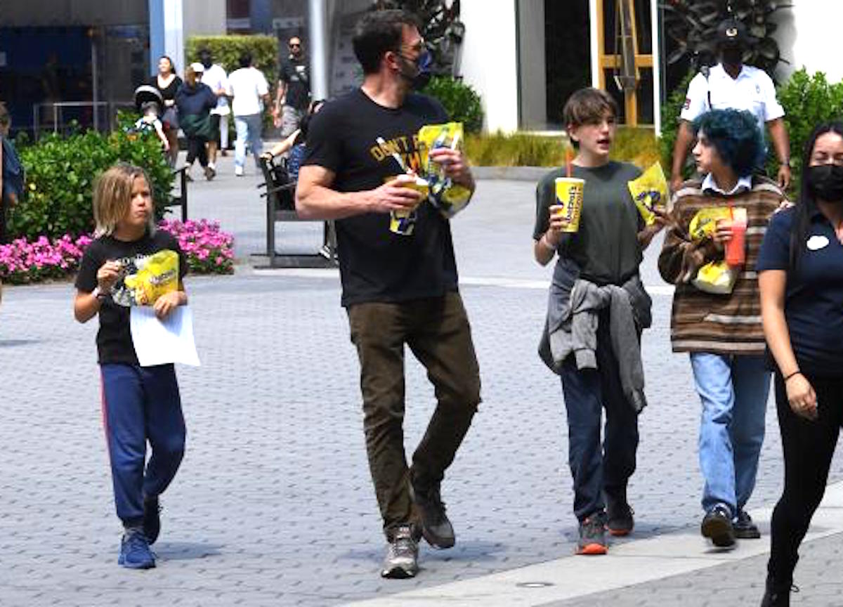 Los Angeles,Ben Affleck passeggiata con i suoi figli e la figlia di JLo , Emma
