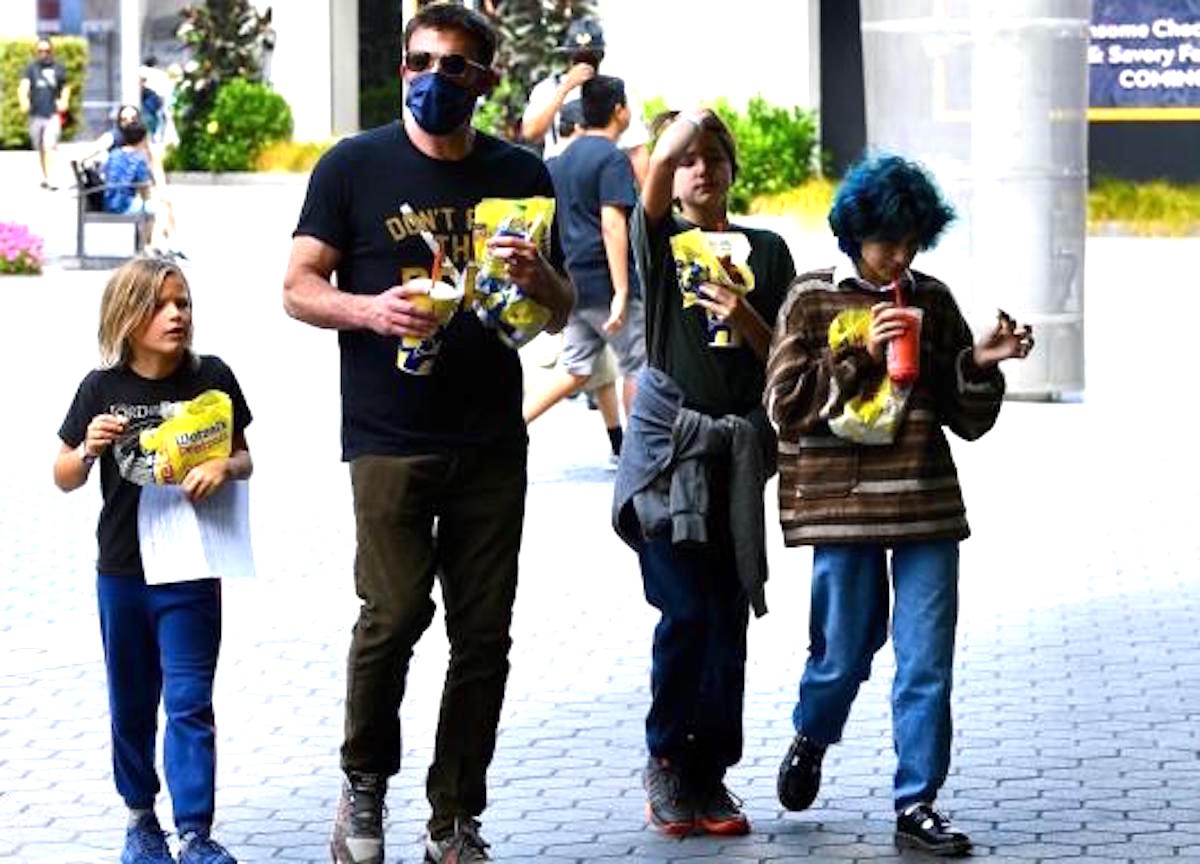 Los Angeles,Ben Affleck passeggiata con i suoi figli e la figlia di JLo , Emma