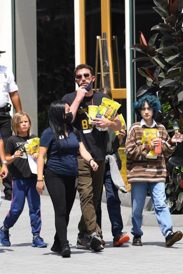 Los Angeles,Ben Affleck passeggiata con i suoi figli e la figlia di JLo , Emma