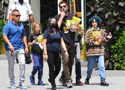 Los Angeles,Ben Affleck passeggiata con i suoi figli e la figlia di JLo , Emma