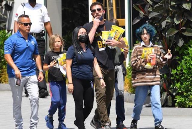 Los Angeles,Ben Affleck passeggiata con i suoi figli e la figlia di JLo , Emma