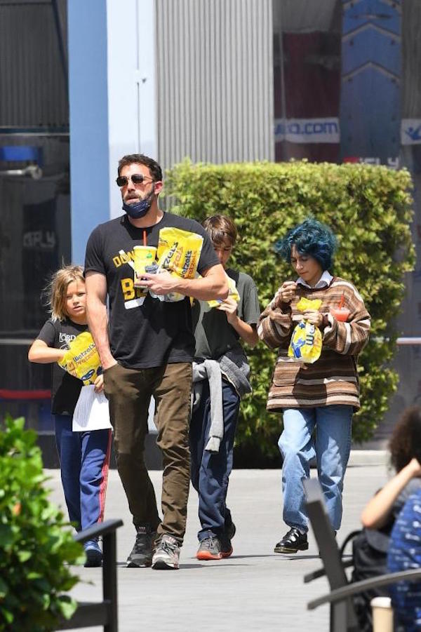 Los Angeles,Ben Affleck passeggiata con i suoi figli e la figlia di JLo , Emma