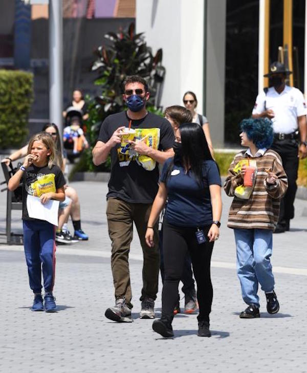 Los Angeles,Ben Affleck passeggiata con i suoi figli e la figlia di JLo , Emma