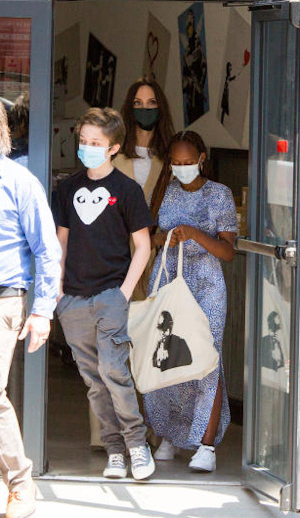 Parigi,Angelina Jolie con figli visitano la mostra di Bansky,poi  a pranzo