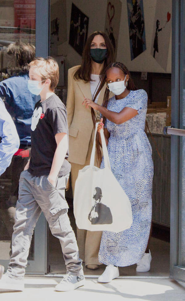 Parigi,Angelina Jolie con figli visitano la mostra di Bansky,poi  a pranzo