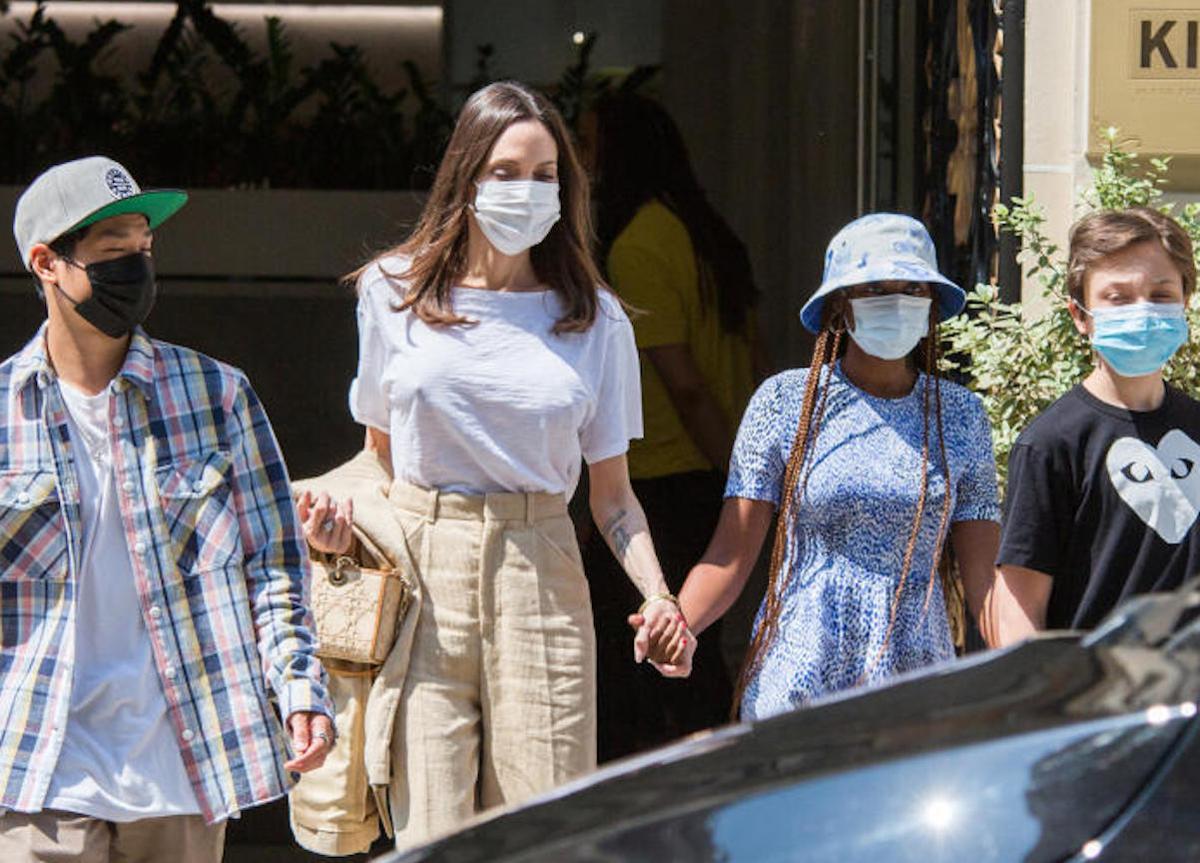 Parigi,Angelina Jolie con figli visitano la mostra di Bansky,poi  a pranzo