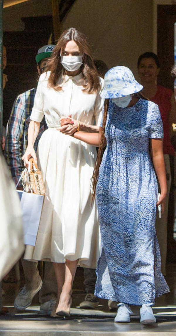 Parigi,Angelina Jolie con figli visitano la mostra di Bansky,poi  a pranzo