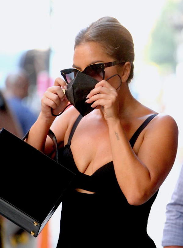 New York, Lady GAGA in total black look esce dai Milk Studios