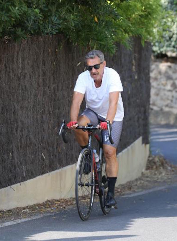 Francia, L'ex president Nicolas Sarkozy fa una passeggiata in bici a Cap Negre