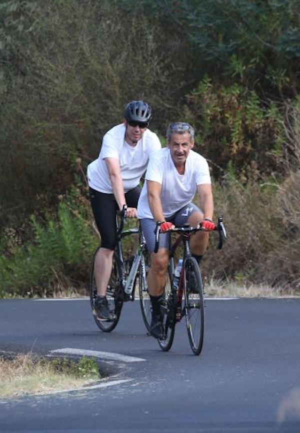 Francia, L'ex president Nicolas Sarkozy fa una passeggiata in bici a Cap Negre