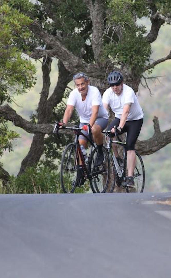 Francia, L'ex president Nicolas Sarkozy fa una passeggiata in bici a Cap Negre