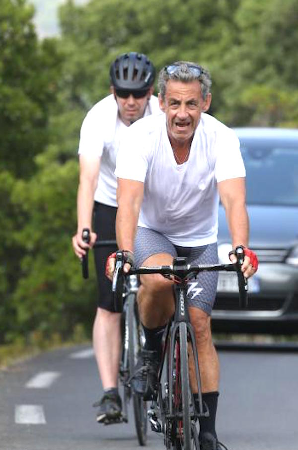 Francia, L'ex president Nicolas Sarkozy fa una passeggiata in bici a Cap Negre