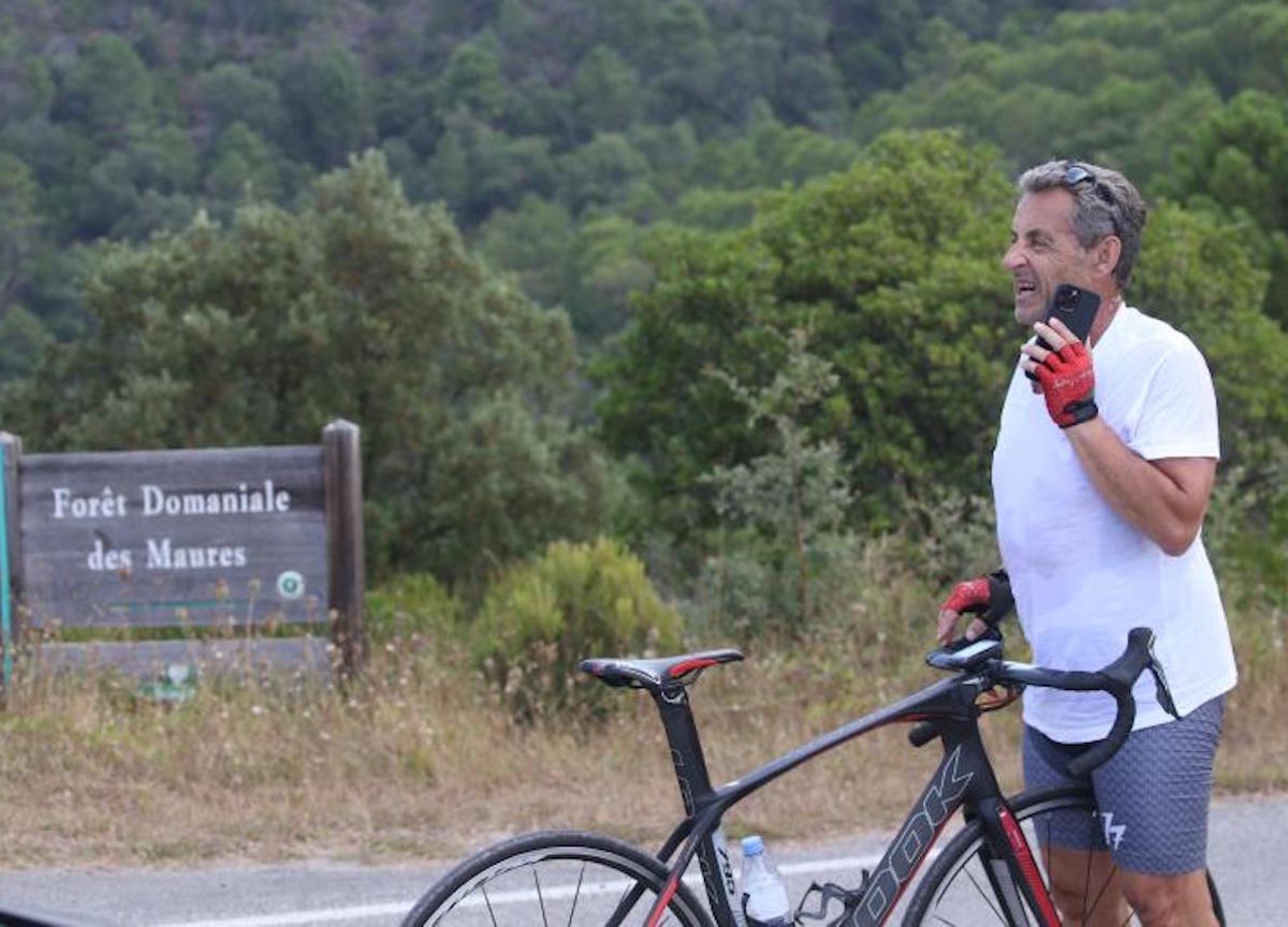 Francia, L'ex president Nicolas Sarkozy fa una passeggiata in bici a Cap Negre