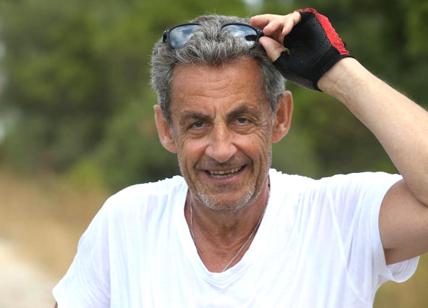 Francia, Sarkozy condannato per corruzione a 3 anni: indosserà braccialetto