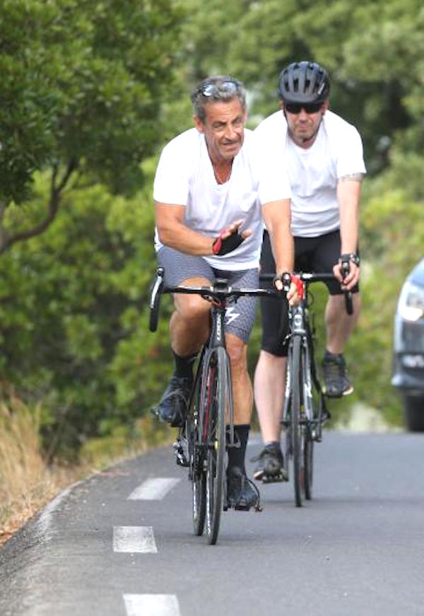 Francia, L'ex president Nicolas Sarkozy fa una passeggiata in bici a Cap Negre