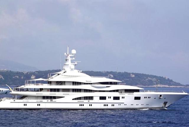 Jennifer Lopez,con un mega yacht fa tappa a Montecarlo prima di andare a Capri