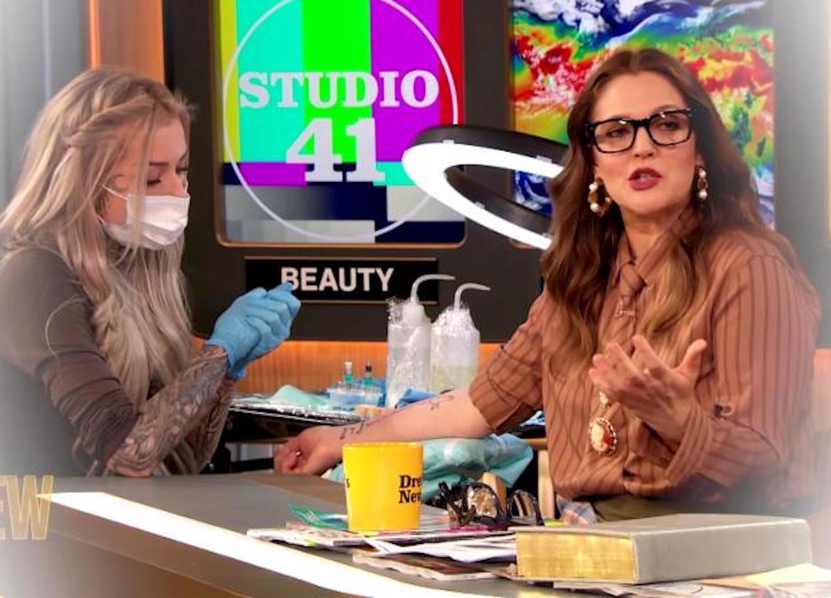 Drew Barrymore si fa un tatuaggio in diretta TV dedicato a se alle figlie Drew Barrymore si fa un tatuaggio in diretta TV dedicato a se alle figlie