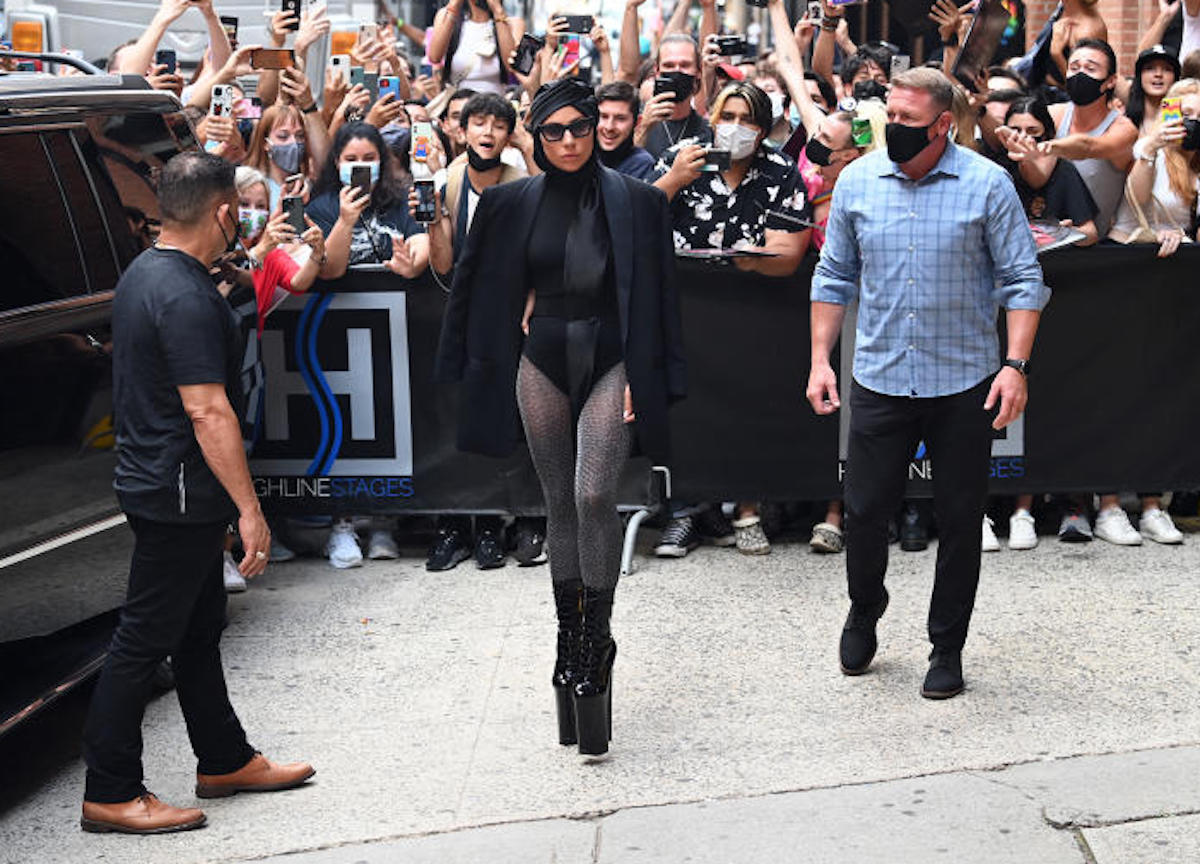 New  York, Lady Gaga,lascia lo studio di registrazione ed e' accolta dai fans