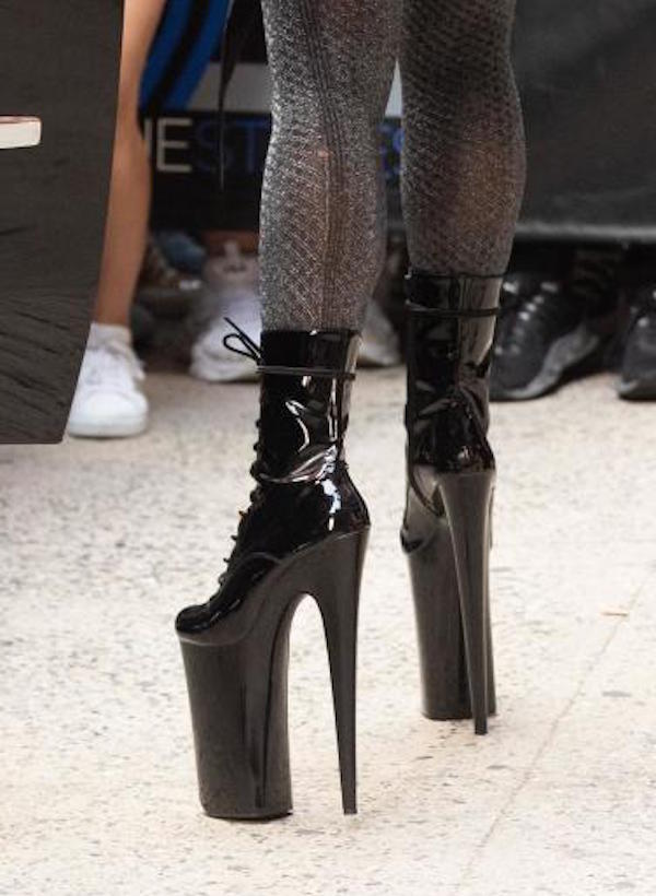 New  York, Lady Gaga,lascia lo studio di registrazione ed e' accolta dai fans