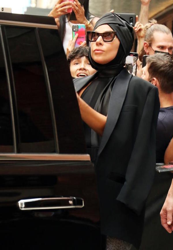 New  York, Lady Gaga,lascia lo studio di registrazione ed e' accolta dai fans