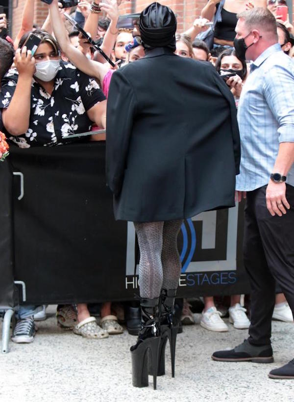 New  York, Lady Gaga,lascia lo studio di registrazione ed e' accolta dai fans
