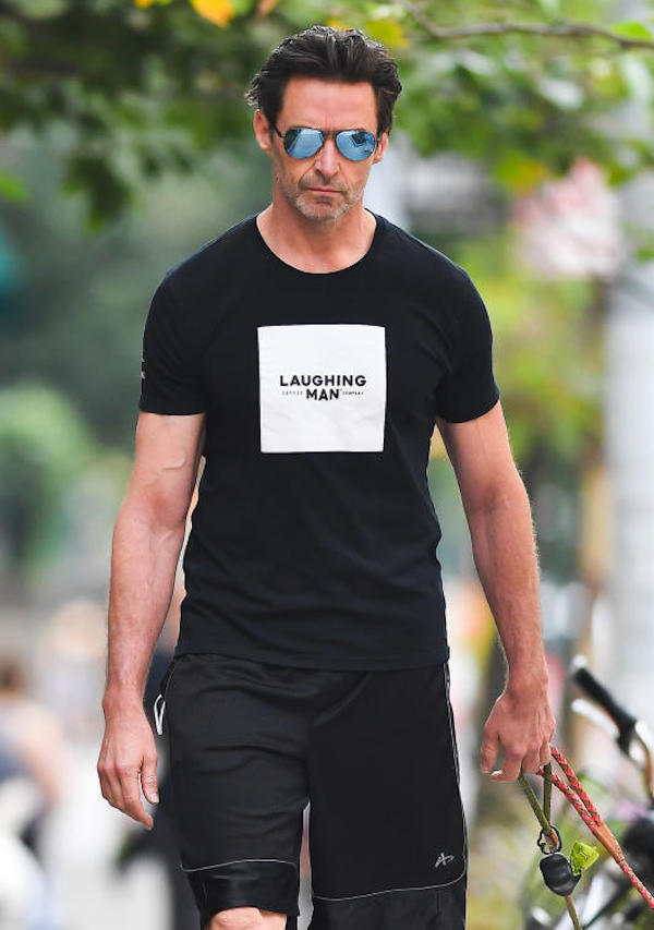 New York , Hugh Jackman posta spasso i suoi  cani Dali ed Allegra