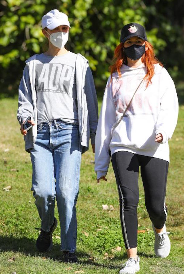 Sydney, Natalie Portman e Isla Fisher passeggiata mattutina nei boschi 