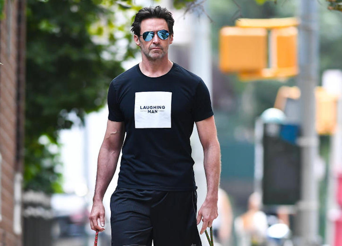 New York , Hugh Jackman posta spasso i suoi  cani Dali ed Allegra