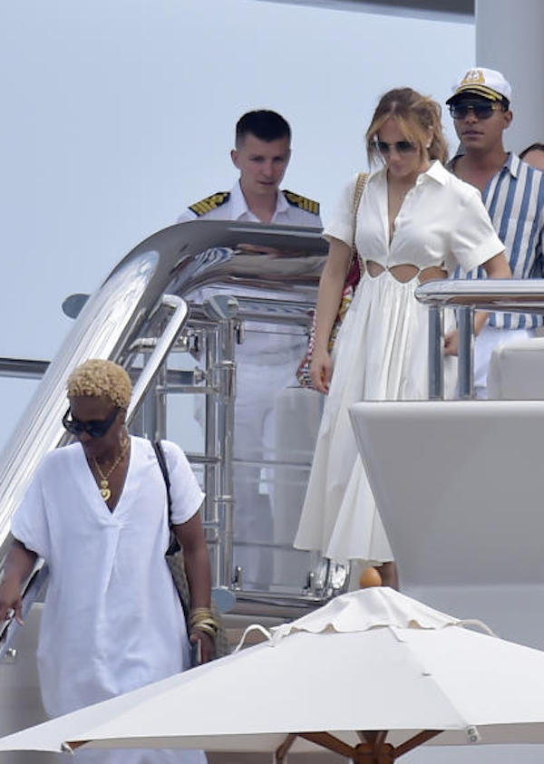 Portofino, Jennifer Lopez passeggiata in piazzetta e cena con amici