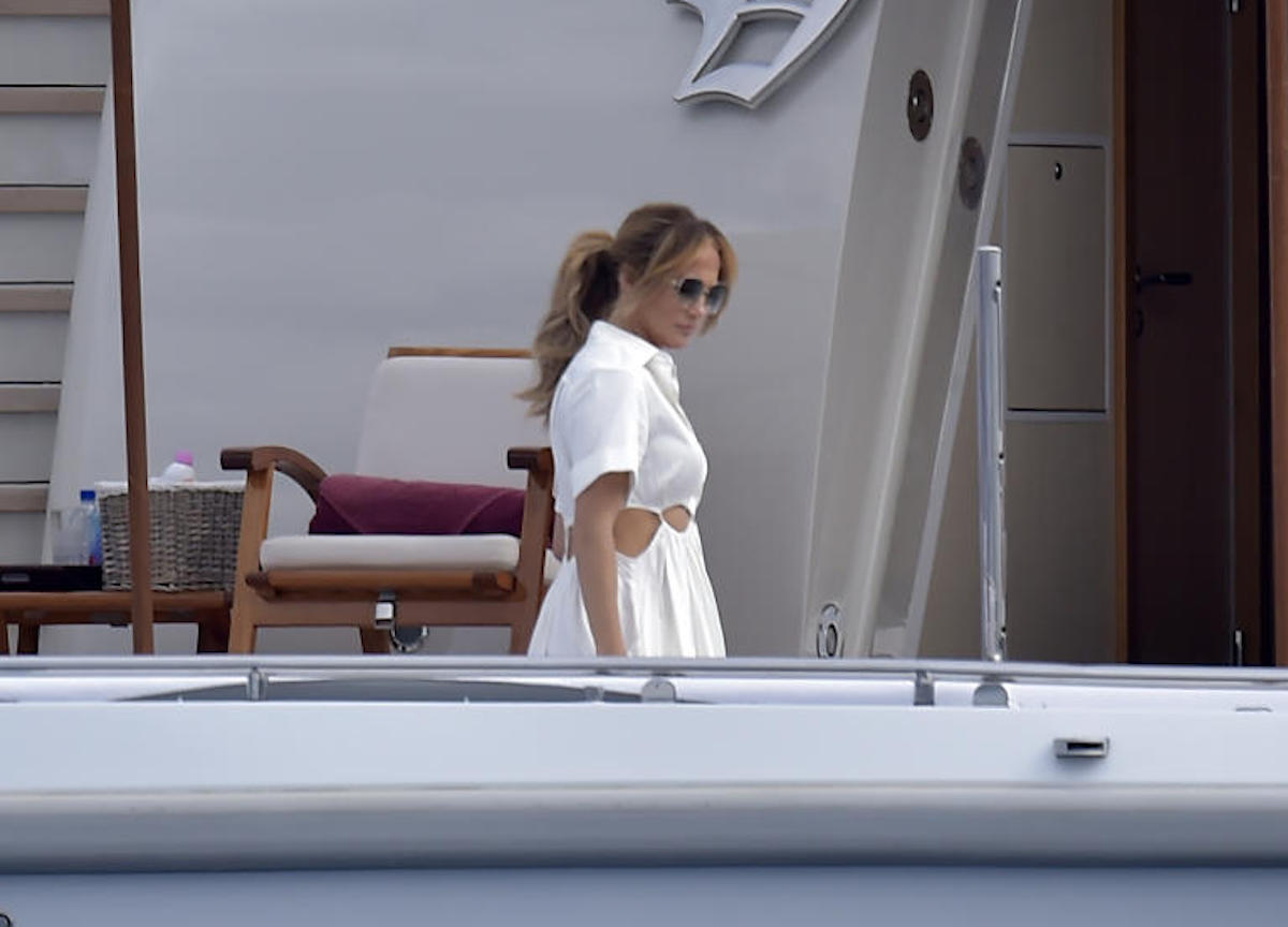 Portofino, Jennifer Lopez passeggiata in piazzetta e cena con amici