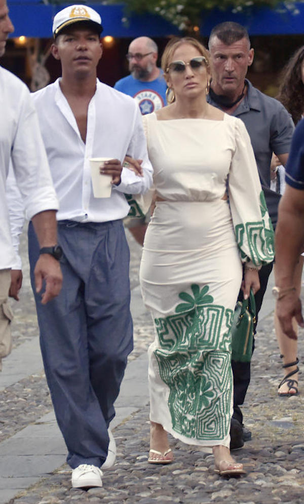 Portofino, Jennifer Lopez passeggiata in piazzetta e cena con amici